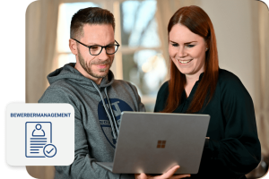 Nina und Jens mit Laptop in der Hand