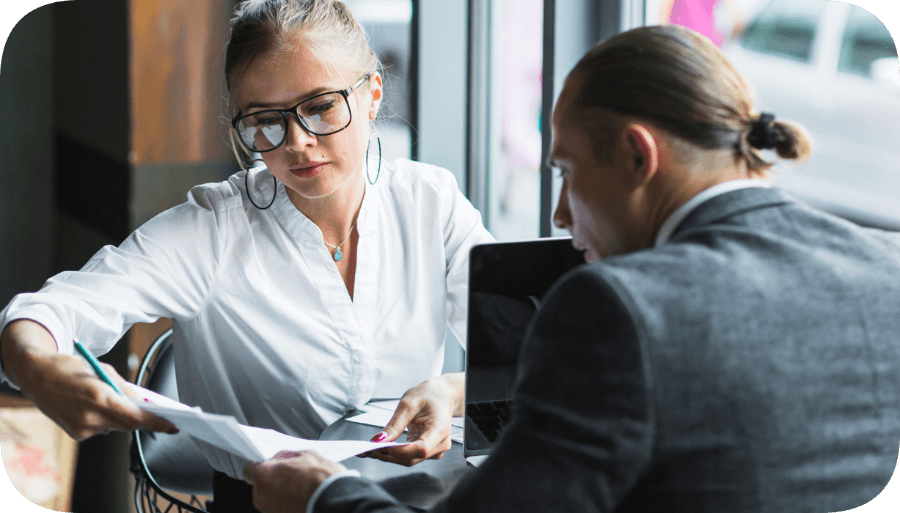 Frau und Mann schauen sich Unterlagen an