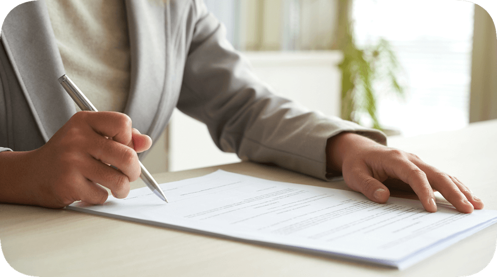 ein Mensch unterschreibt unterlagen