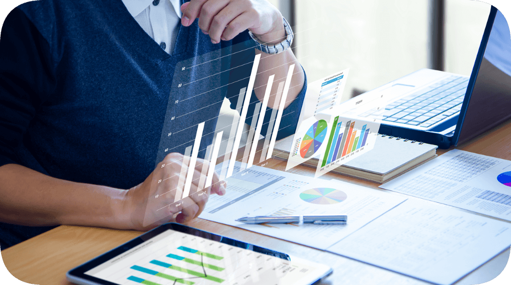 Ein Mensch analysiert Daten und Tabellen