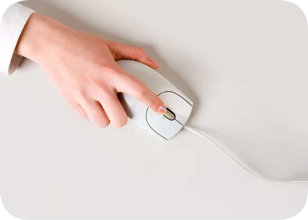 eine Hand mit Maus ist zu sehen