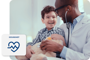 Arzt mit Kind im Arm