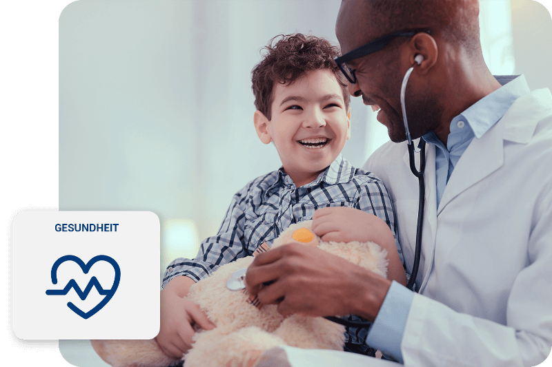 Arzt mit Kind im Arm