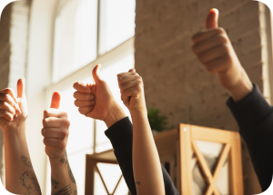 Bild von mehreren Menschen, die den Daumen hoch halten