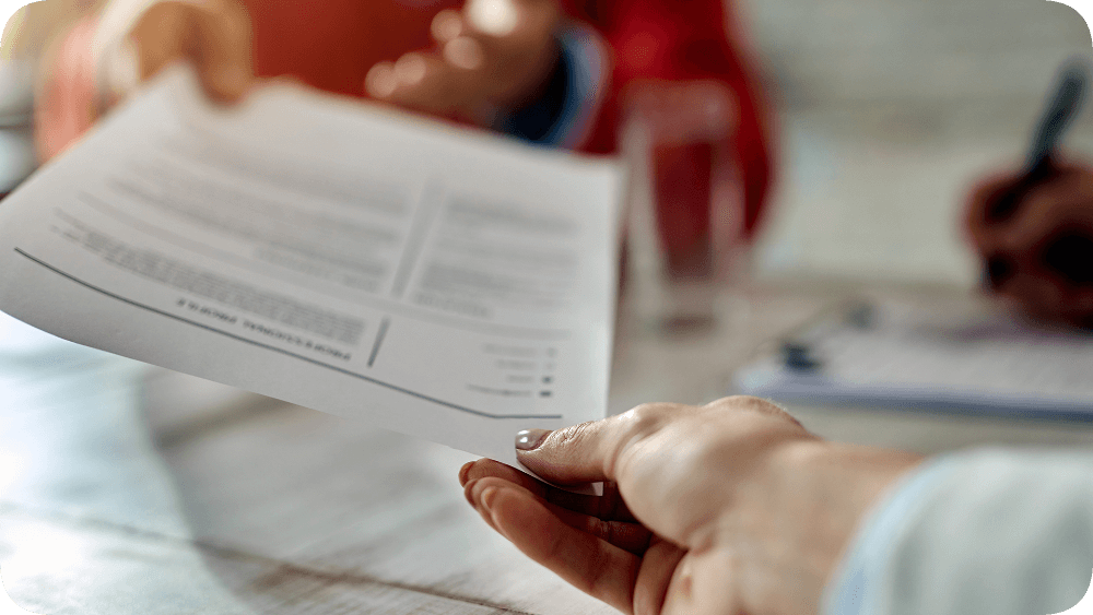 ein Formular wird einer anderen Person überreicht